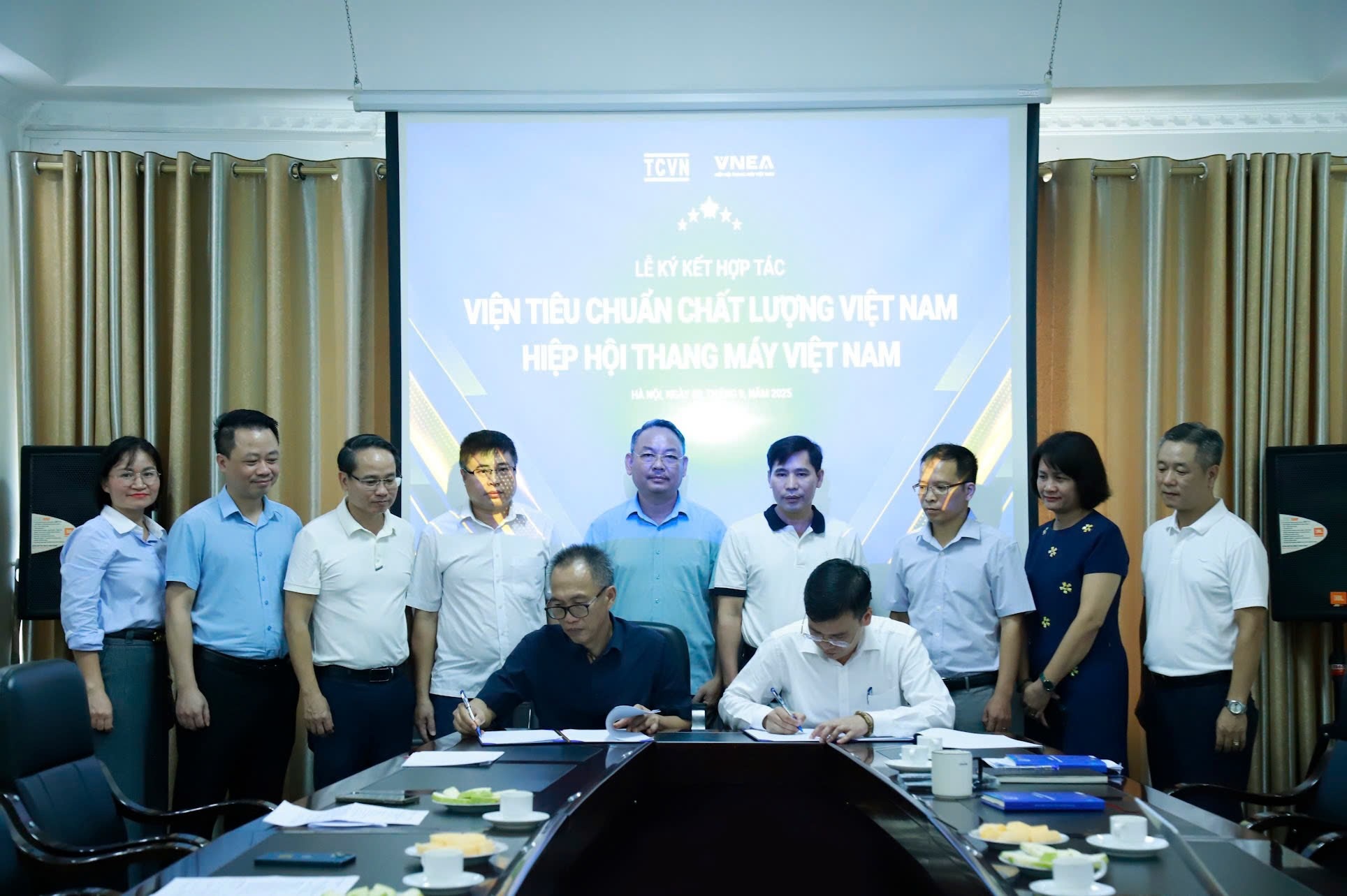 LỄ KÝ KẾT HỢP TÁC GIỮA HIỆP HỘI THANG MÁY VIỆT NAM VÀ VIỆN TIÊU CHUẨN CHẤT LƯỢNG VIỆT NAM VỀ VIỆC PHÁT TRIỂN, XÂY DỰNG HỆ THỐNG TIÊU CHUẨN THANG MÁY, THANG CUỐN VÀ BĂNG TẢI CHỞ NGƯỜI TẠI VIỆT NAM.